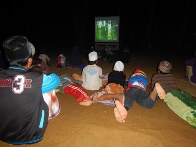 Nonton film konsrvasi hutan di Desa Tamandadar