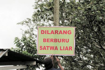 Supporter ProFauna Memasang Papan Pelarangan Perburuan Satwa di Situbondo
