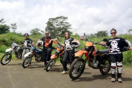 Empat orang aktivis ProFauna Indonesia tim Ride for Orangutan diantaranya Rosek Nursahid, Rody Basuki, Made Astuti, dan Nyomi Andriani (dari kiri)