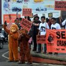 Aktivis ProFauna melakukan aksi teaterikal di Tugu Gajah, Bandar Lampung